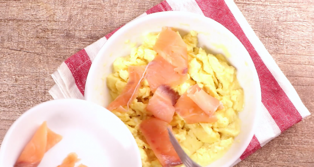 keto smoked salmon scramble step 3