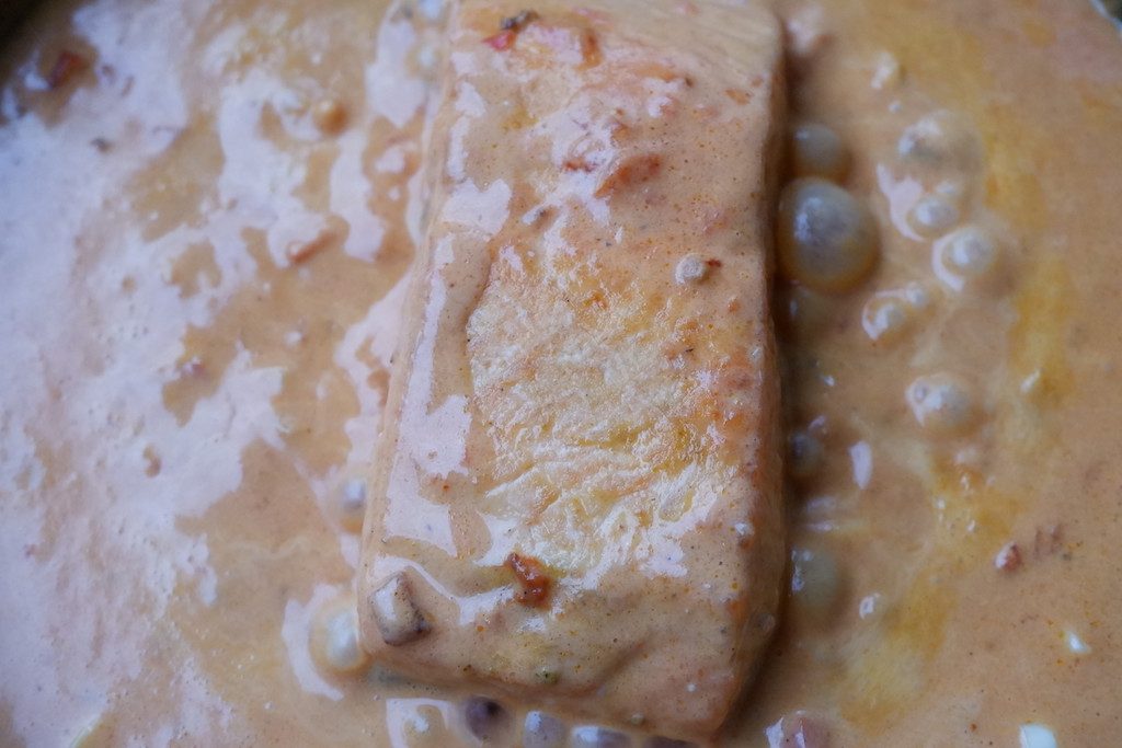 saumon au curry de noix de coco céto - mijoter
