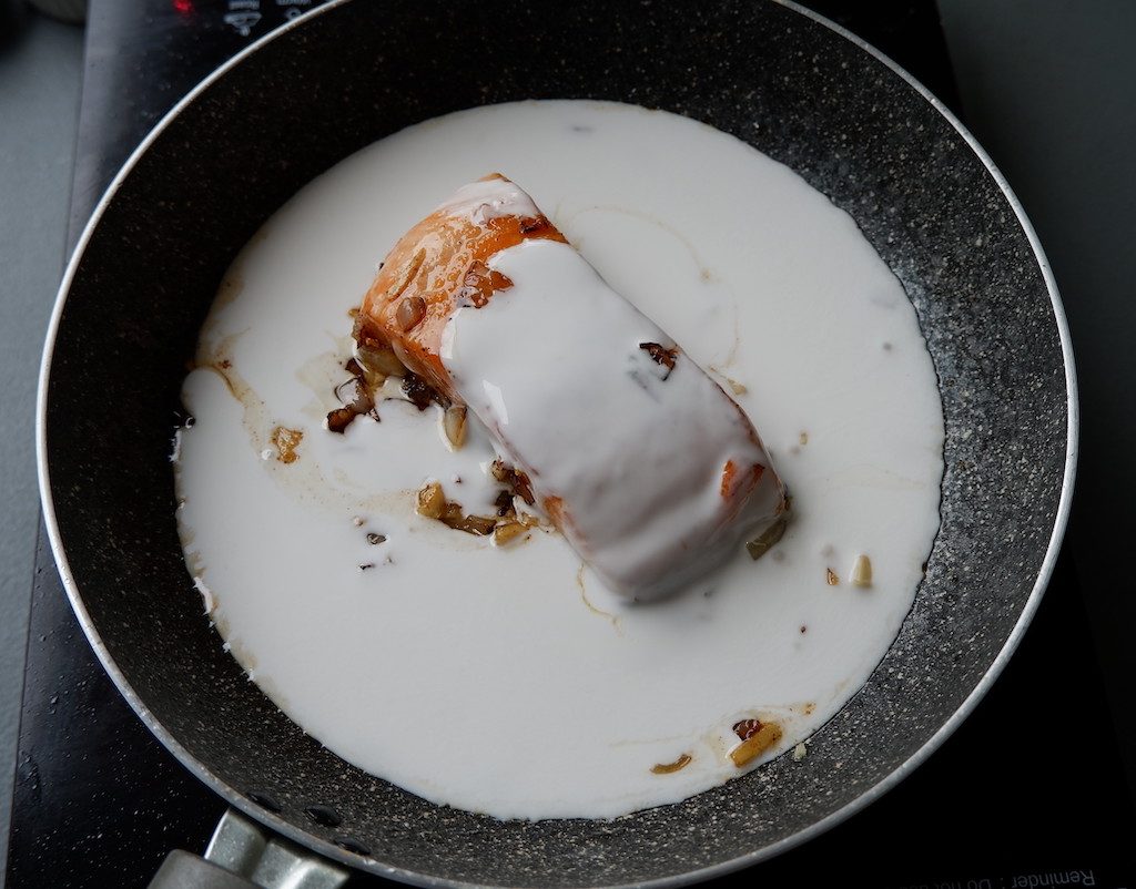 Ajouter le lait de coco au saumon