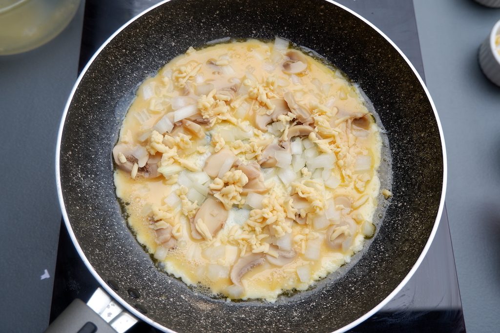 omelette aux champignons céto - avec fromage et oignons blancs