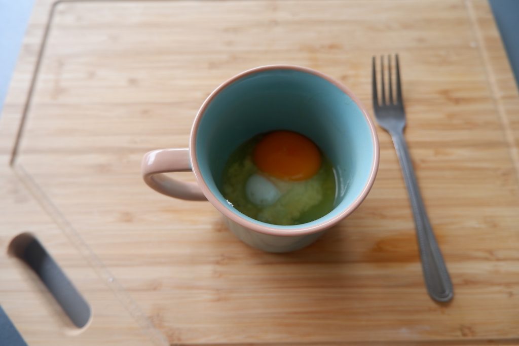 Ajouter tous les ingrédients dans la tasse