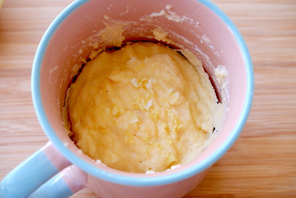 Gâteau dans une tasse au citron Keto