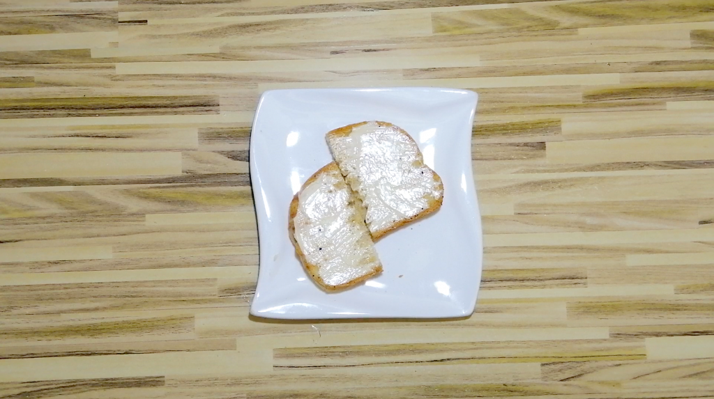 préparer les tranches de pain pour le sandwich au petit-déjeuner céto