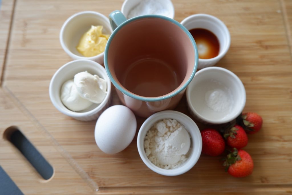 préparer tous les ingrédients pour le gâteau aux baies céto