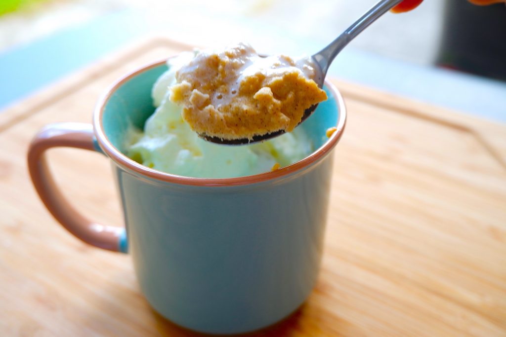 Gâteau à la tasse Keto à la cannelle