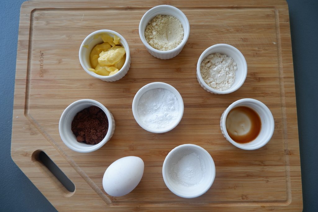 préparer tous les ingrédients pour le gâteau au chocolat céto