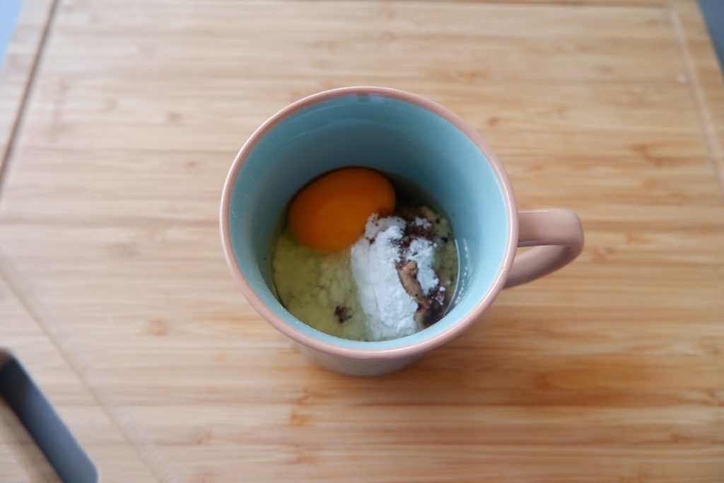 ajouter tous les ingrédients dans la tasse