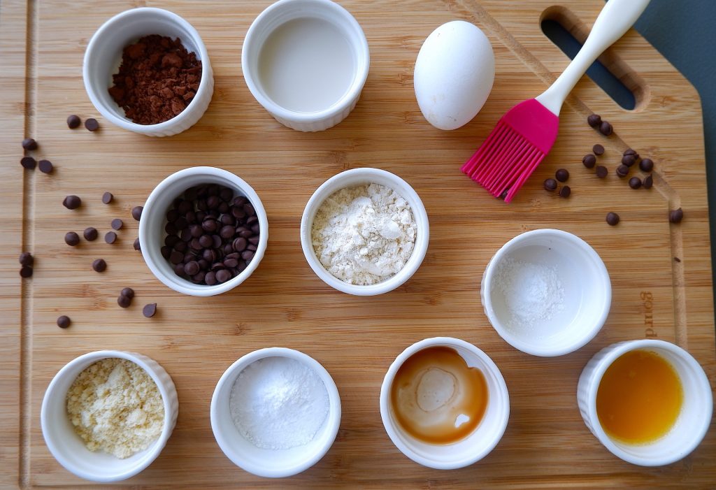 préparer tous les ingrédients pour le muffin double chocolat céto micro-ondes