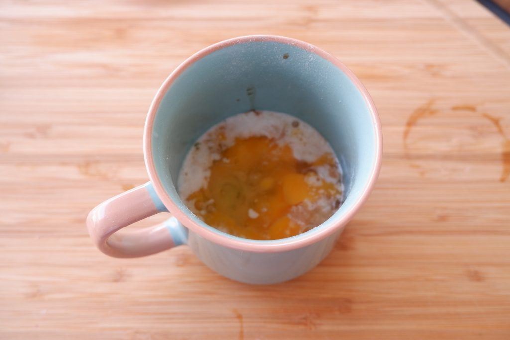 graisser le mug avec de l'huile et ajouter tous les ingrédients