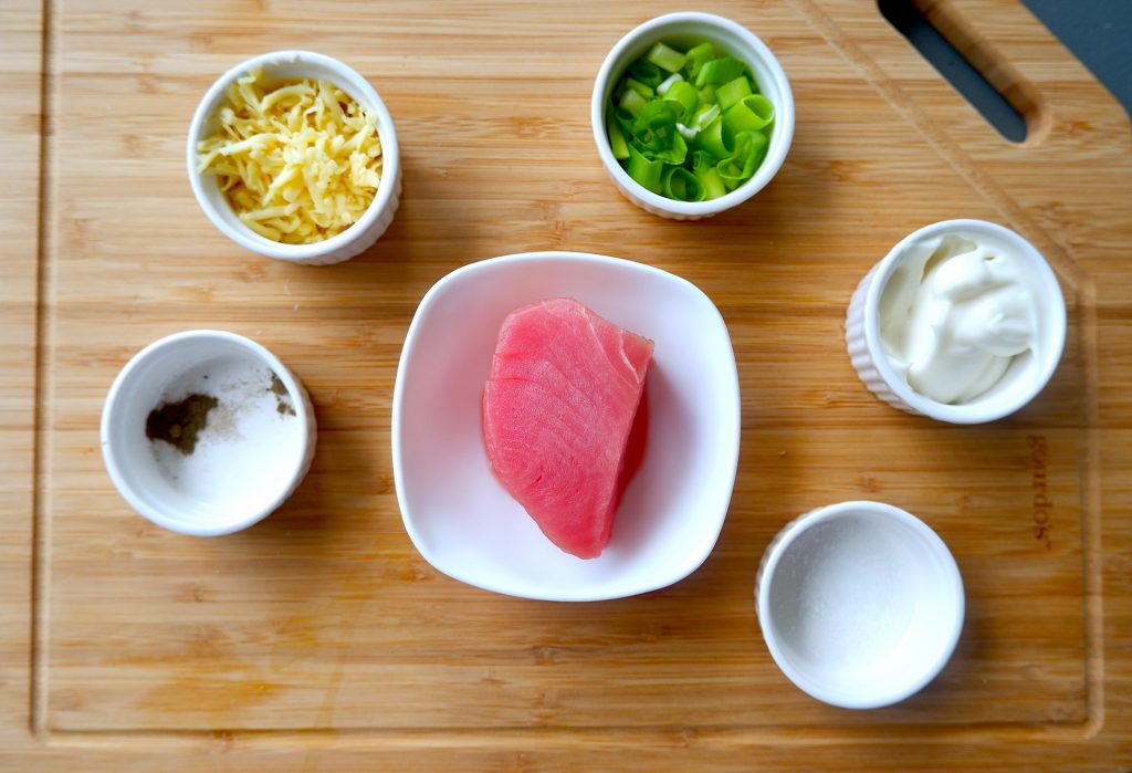 Prepare all the ingredients for keto leeky tuna in a parcel