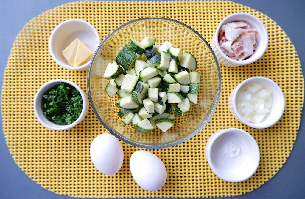 préparer les ingrédients pour les courgettes céto et le hachis de bacon