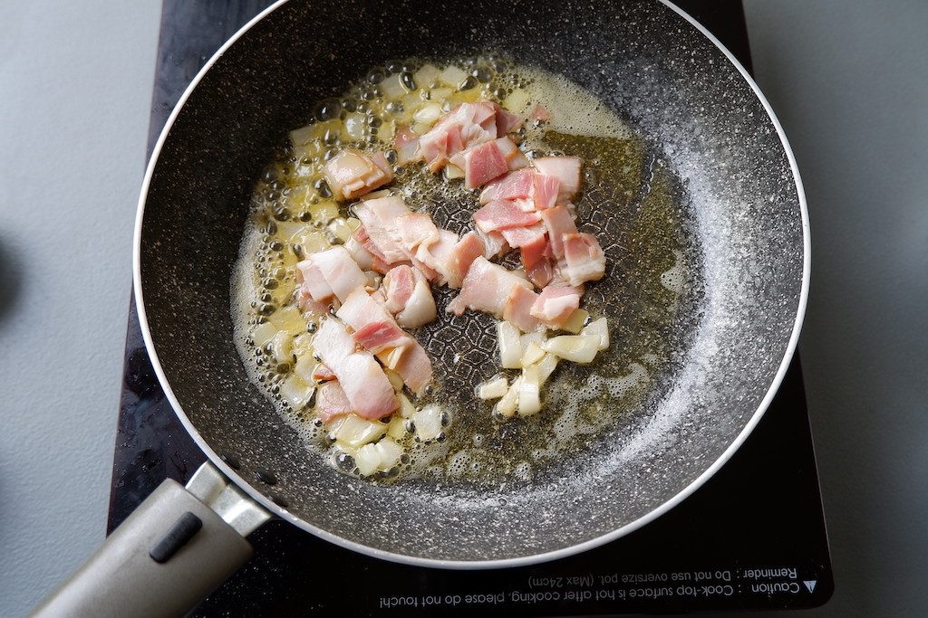 ajouter le bacon et faire revenir jusqu'à ce qu'il soit cuit